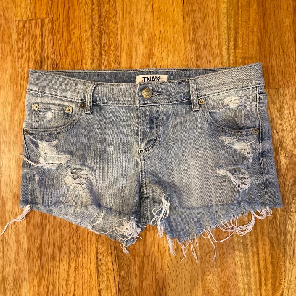 💜 5 for $25 or 3 for $18 TNA light wash denim cut off low rise shorts